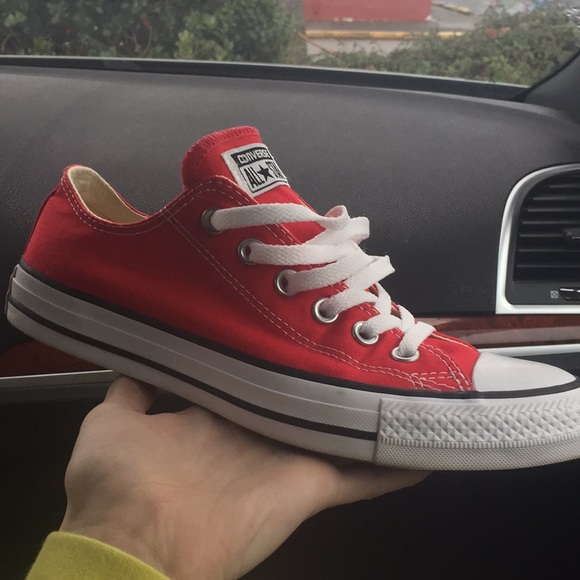 Red converse - Picture 4 of 4